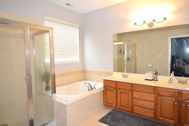 Building Photo - 498 Country Club Dr