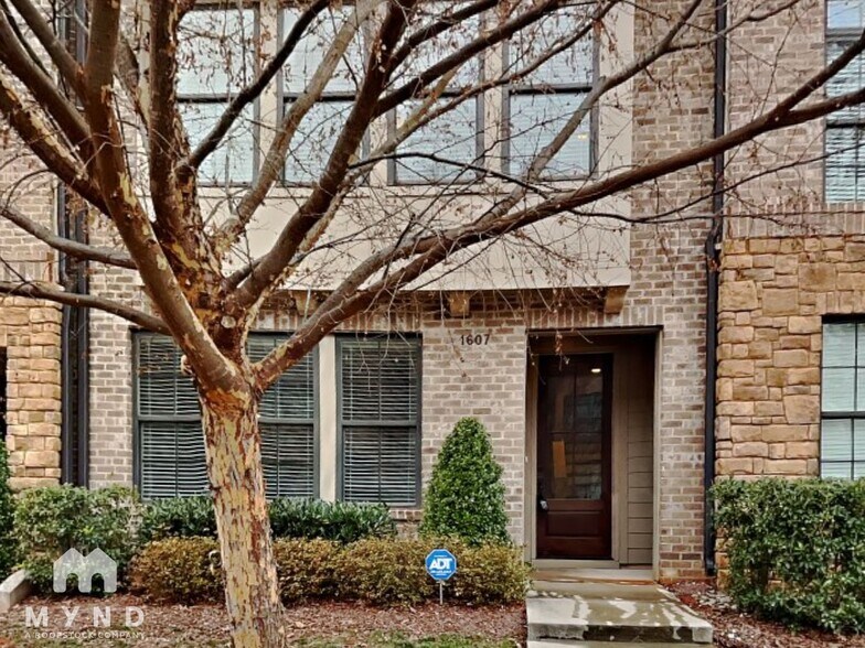 Primary Photo - 1607 Bowery Dr