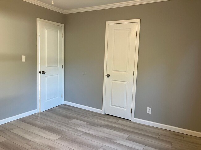 Building Photo - Two Bedroom Ranch in Denver