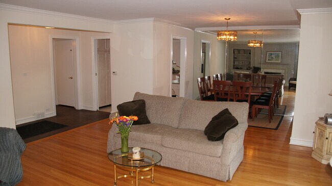 Building Photo - 460 Highcrest Dr
