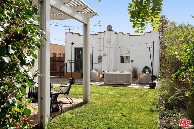 Building Photo - 607 W 111th Pl