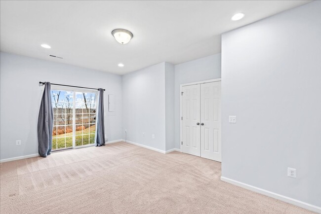 Building Photo - Commuter Friendly 3 Bed 3.5 Bath Townhome