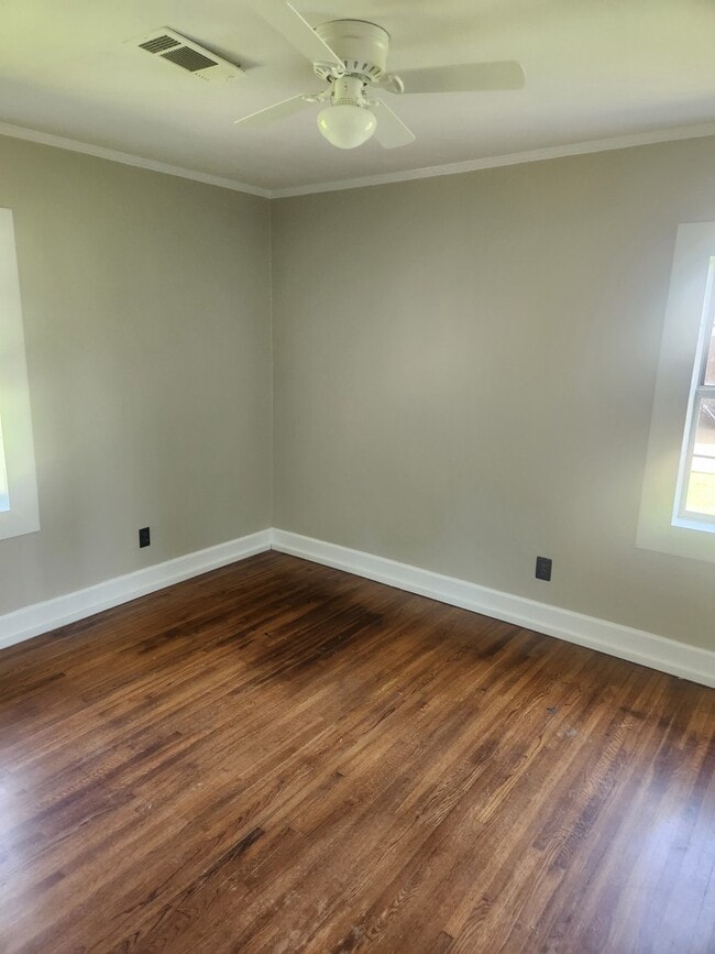 Building Photo - 709 Vassar Dr