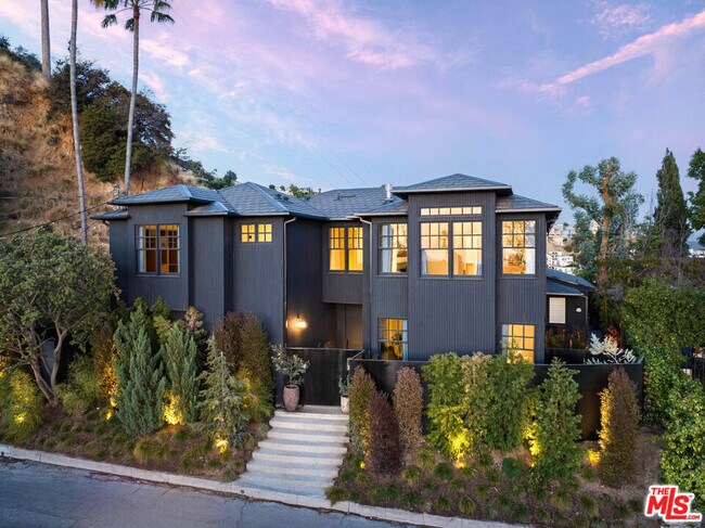 Building Photo - 8673 Hollywood Blvd