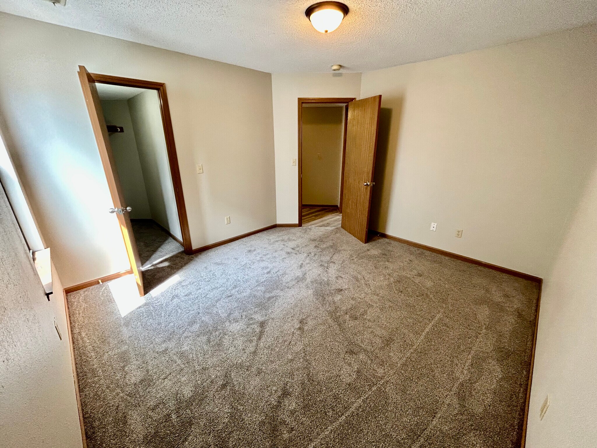 Building Photo - 1028 NE Lindsay Ave