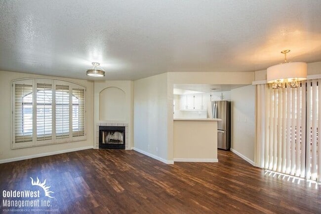 Building Photo - Newly Renovated 3Bdm 2Ba Condo Conveniently Located