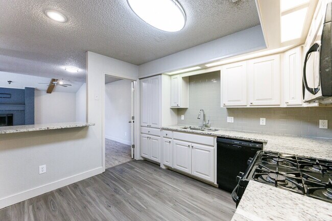 Building Photo - Spacious 3/2/2