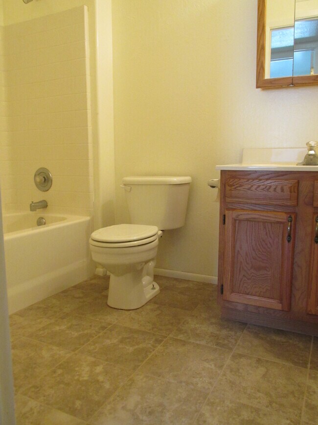 Hall bath - 631 N Sartillion Ave