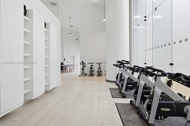 Building Photo - 16500 Collins Ave