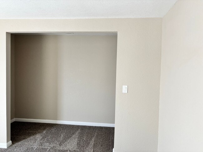 Building Photo - COMPLETELY REMODELED - THIS ONE WON'T LAST...