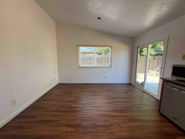Building Photo - Elk Grove 3 Bed 2 Bath