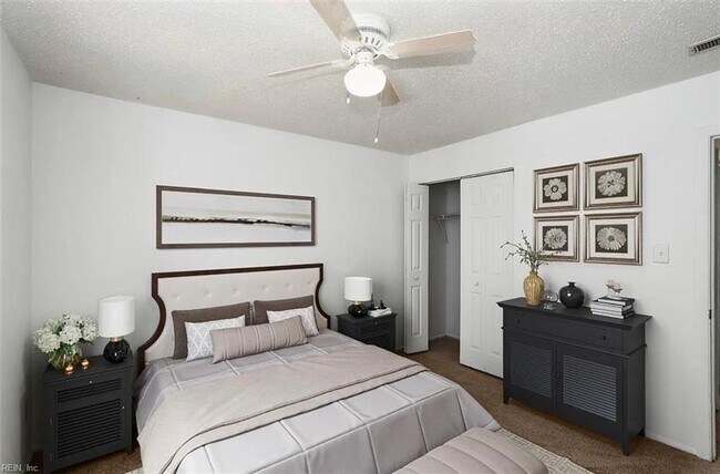 Building Photo - Charming Top-Floor Condo in the Heart of V...