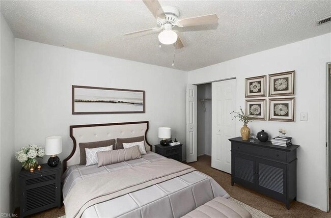 Building Photo - Charming Top-Floor Condo in the Heart of Virginia Beach