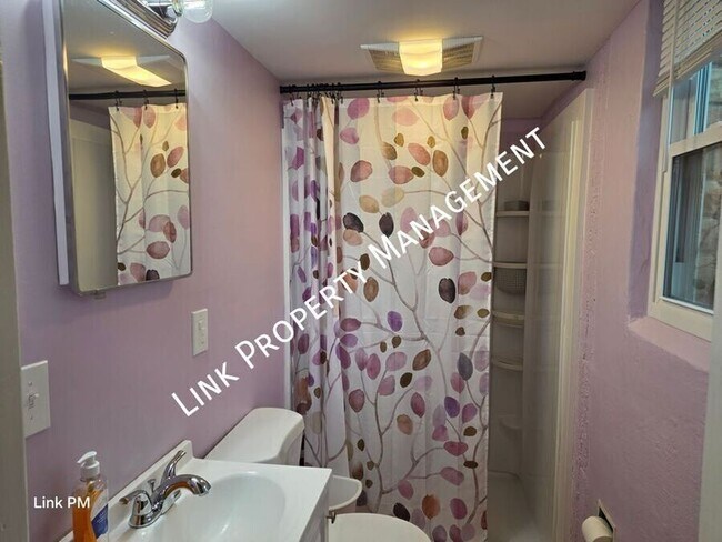 Building Photo - 3731 Knollwood Dr