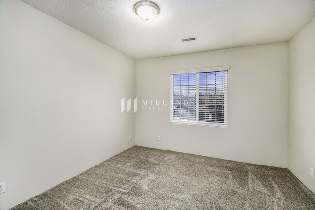 Building Photo - Luxury Duplex in Shadow View