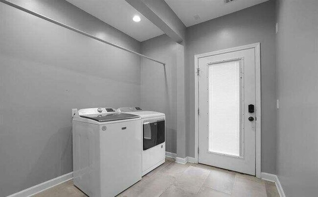 Building Photo - 3520 Mystic Dr