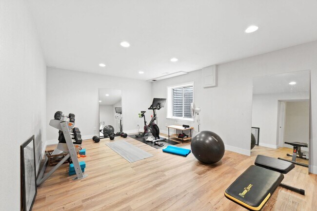 Building Photo - Stunning Fully Furnished Rental in Golden,...