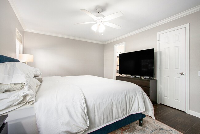 Building Photo - 1880 White Oak Dr