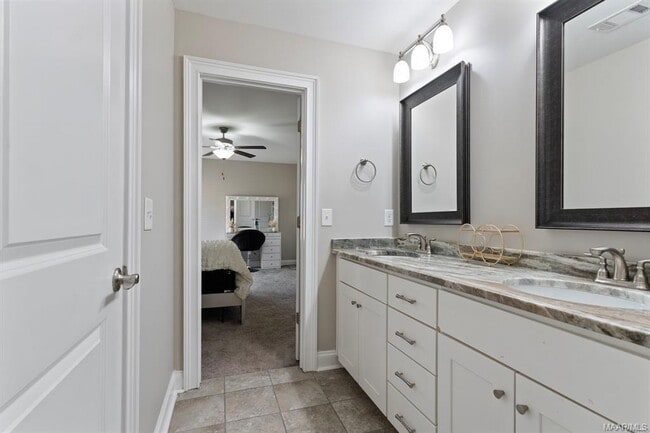 Building Photo - 522 Jeffrey Dr