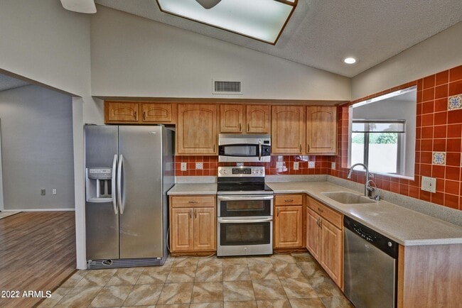 Building Photo - 14214 W Yosemite Dr