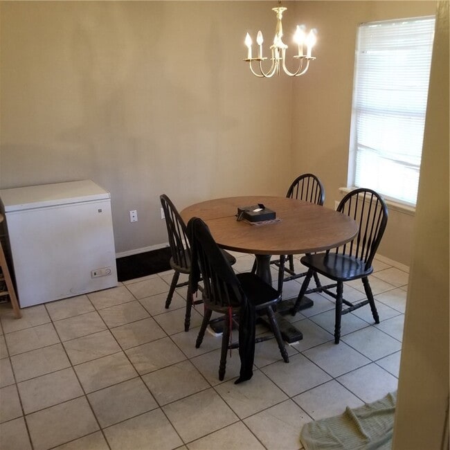 Building Photo - 1827 N Pine Crest Ave