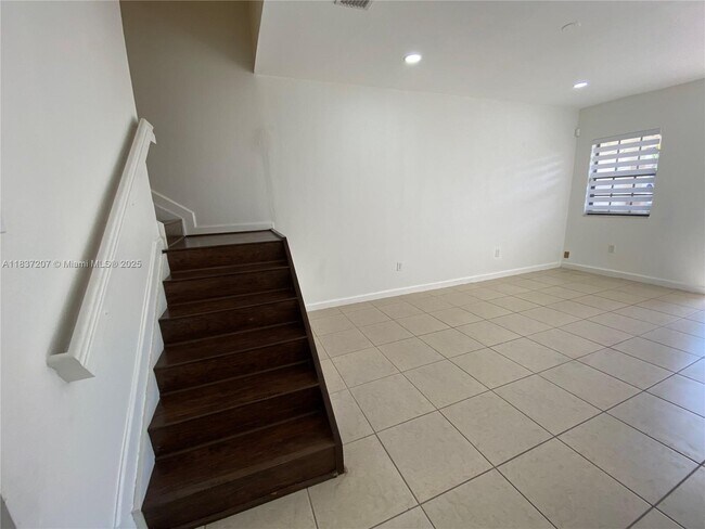 Building Photo - 343 NE 37th Terrace