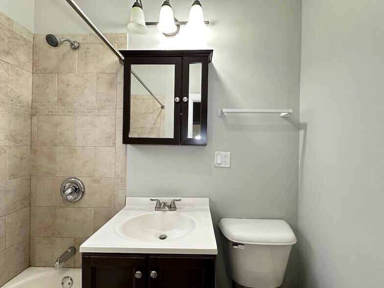 Building Photo - 3737 N Pine Grove Ave