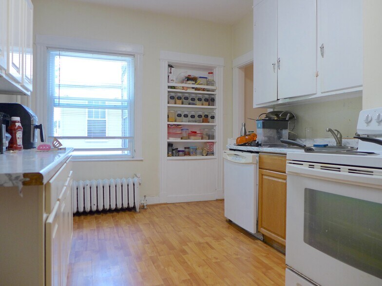 Building Photo - 17 Thorndike St