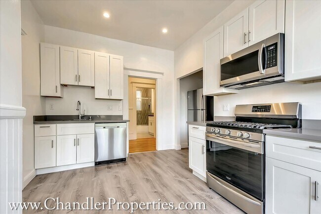 Building Photo - Bright & Sunny 2 Bedroom Flat with On-Site Laundry | Small Bonus Space
