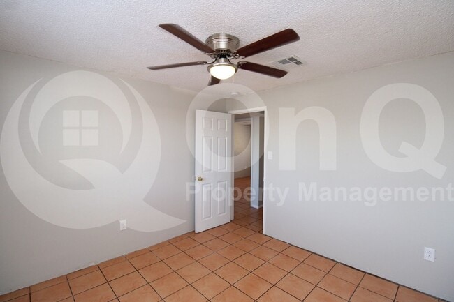 Building Photo - 8128 W Earll Dr