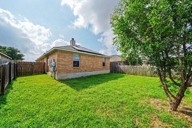 Building Photo - Spacious Single-Story Home with Solar Panels - Realtor Commission: $500