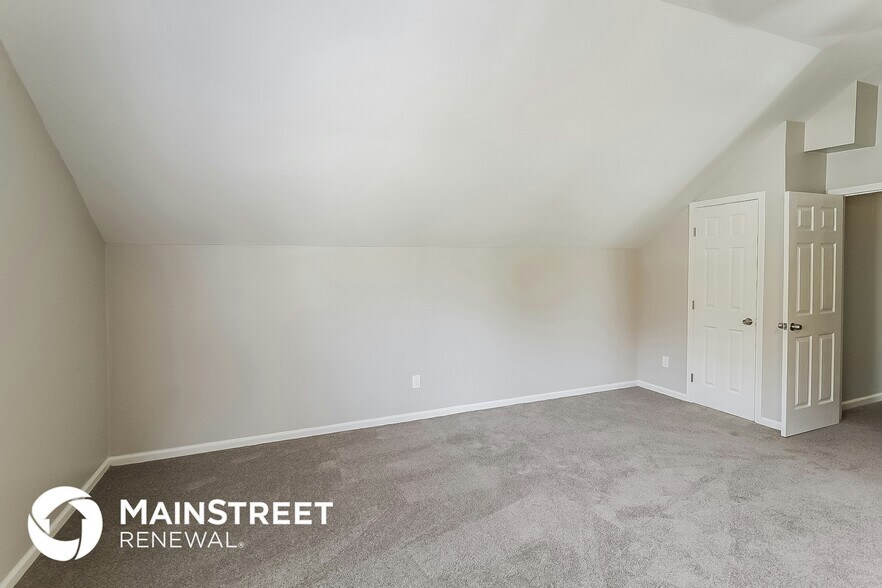Building Photo - 3057 N Oak Ct
