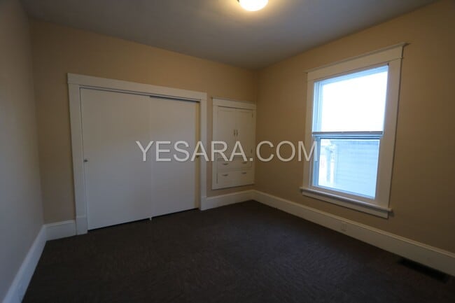 Building Photo - 2 Bedroom 1 Bath