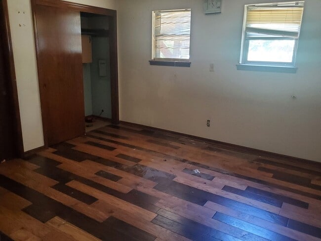 Building Photo - Available Now! 4Bed 1.5Bath NorthSide Home