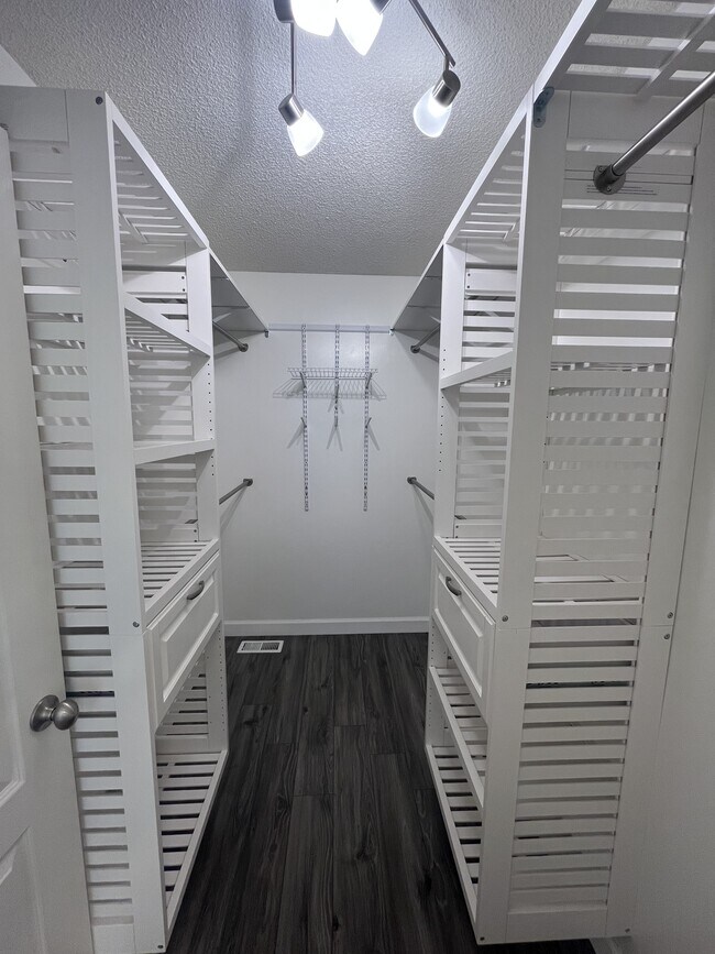 Building Photo - 723 Iron Horse Dr
