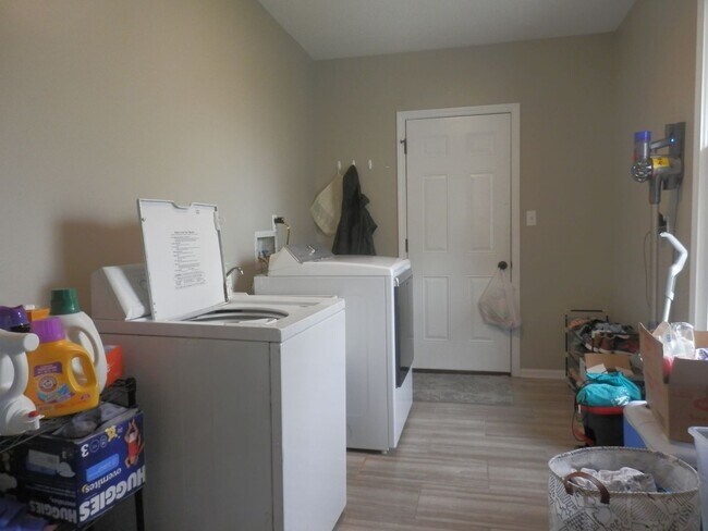 Building Photo - Spectacular 5 Bed 3 Bath With Amazing View...