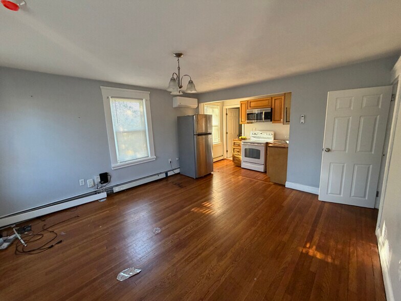 Building Photo - 319 Admiral St