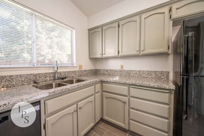 Building Photo - North Fresno Home in CUSD, 3BR/2BA, Beautiful Updates - Lots of Amenities!