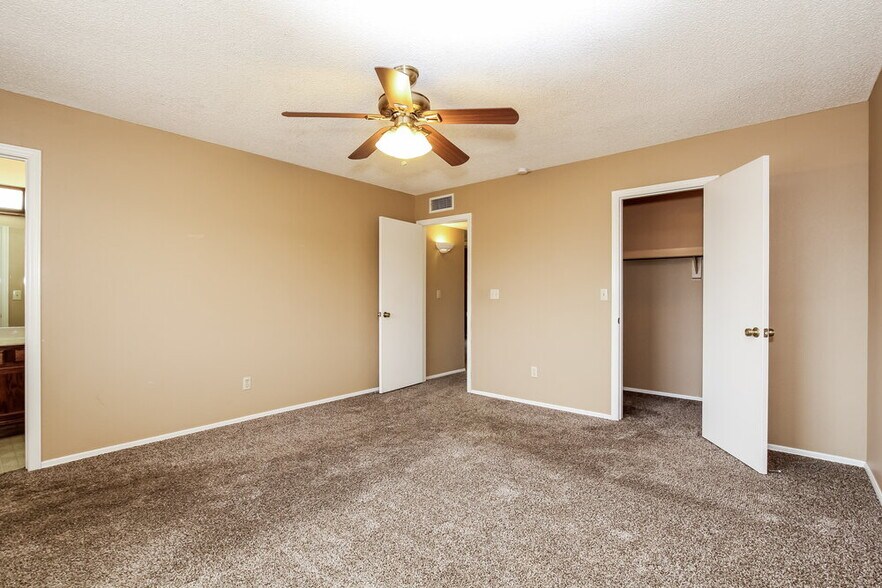 Building Photo - 8539 W Diana Ave