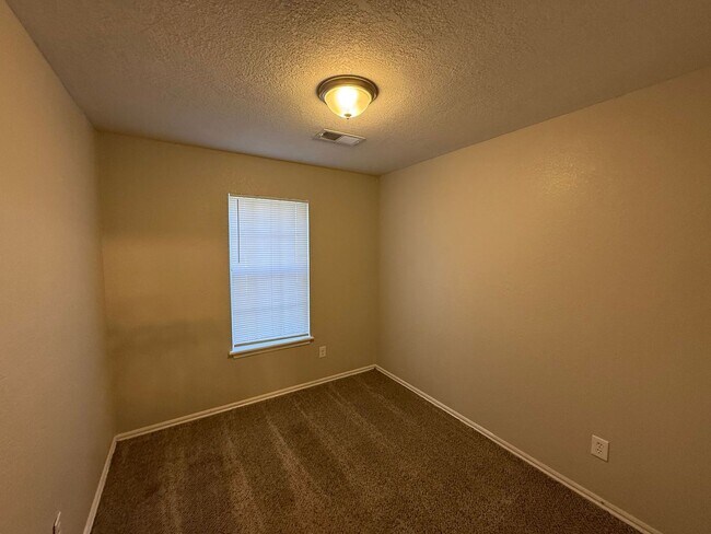 Building Photo - Charming 3 Bedroom Home in Mustang School District