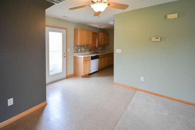 Building Photo - Hard to find end unit townhome with 2 car garage!