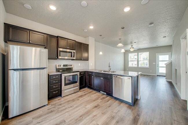 Building Photo - Cute Townhome in SW Boise