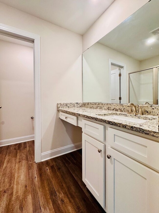 Building Photo - Convenient and Spacious Townhome