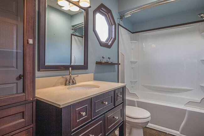 Building Photo - 3088 Village Cir