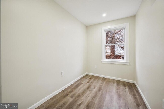 Building Photo - 547 S Yewdall St