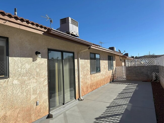 Building Photo - Single-Level 3 Bedroom Townhome in St. George