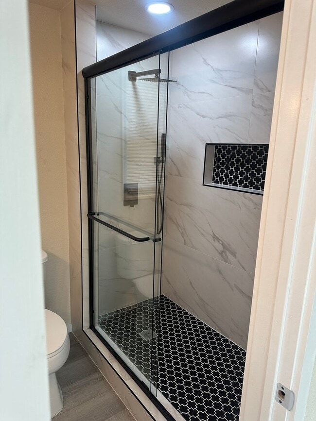 Building Photo - Large 5 Bedroom House in North Campus!