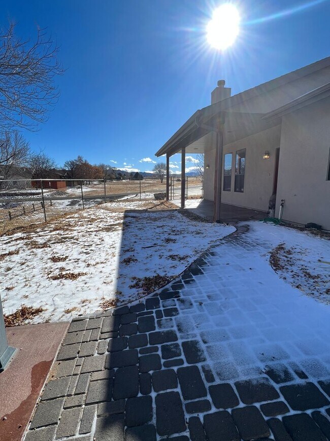 Building Photo - Charming , Single story 3 Bedroom , 2 Bath Home!