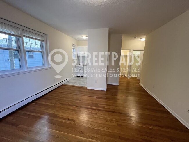 Building Photo - bedroom in Boston MA 02135