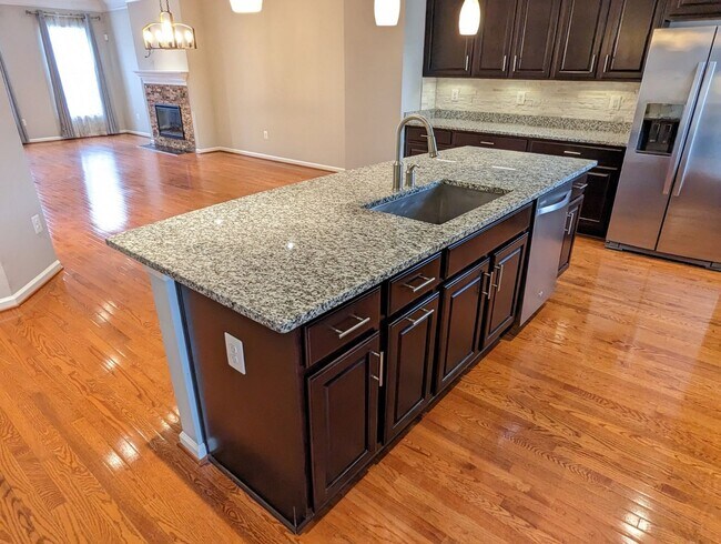 Building Photo - Gorgeous 3 level townhouse in North Potoma...